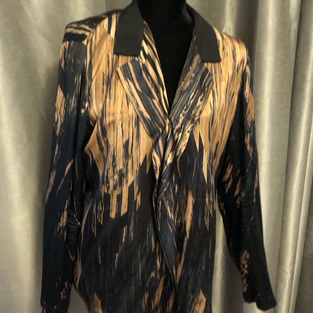 Abstract Navy and Tan Women's silk blouse
Ellie Tahari xl bust 22.5”